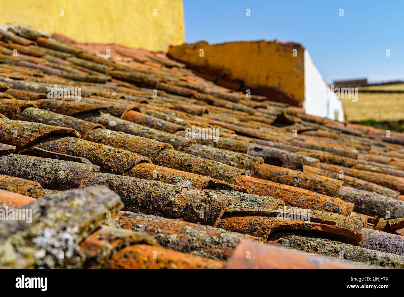 Sfondo di vecchio tetto di casa in villaggio mediterraneo. Foto Stock