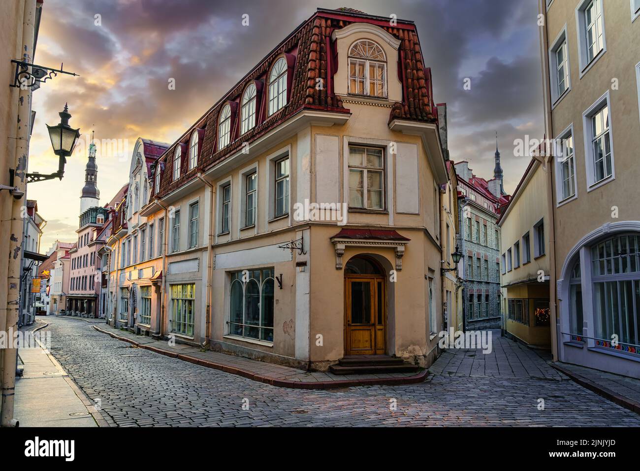 Strade medievali con vecchi edifici al tramonto nella città di Tallinn, Estonia. Foto Stock