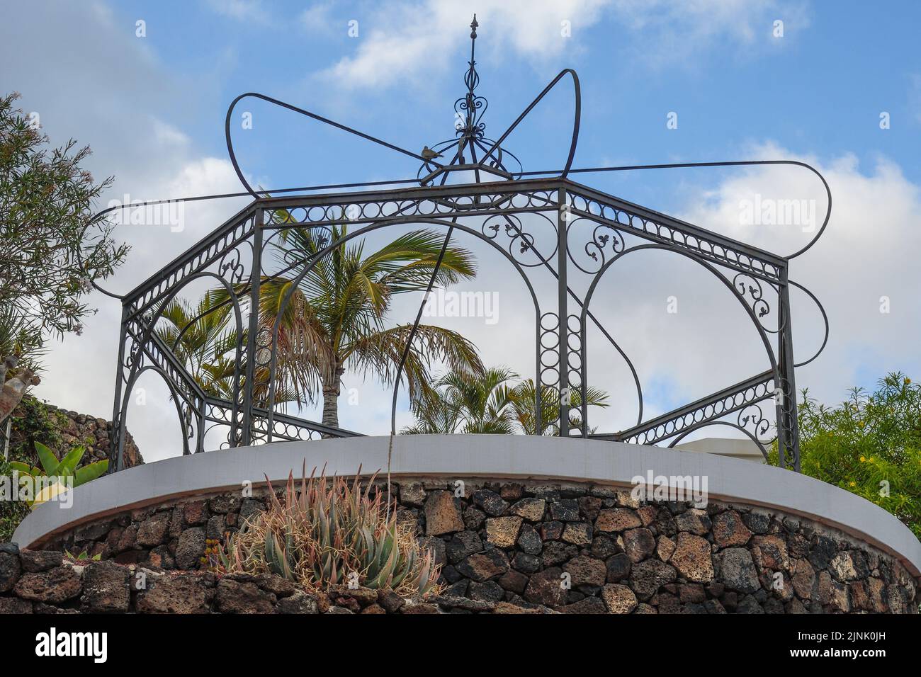 Reticolo metallico in un giardino a Lanzarote Foto Stock