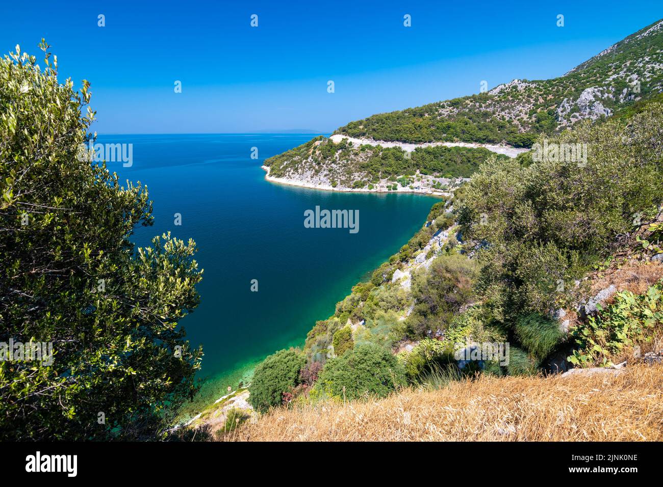 Vista della splendida costa della Croazia vicino a Makarska. Mare blu con spiaggia bianca. Isole sullo sfondo. Estate tempo, cielo blu. Foto Stock