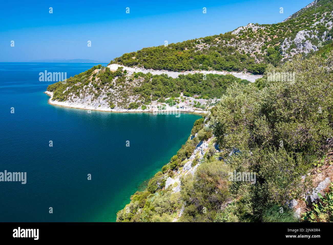 Vista della splendida costa della Croazia vicino a Makarska. Mare blu con spiaggia bianca. Isole sullo sfondo. Estate tempo, cielo blu. Foto Stock