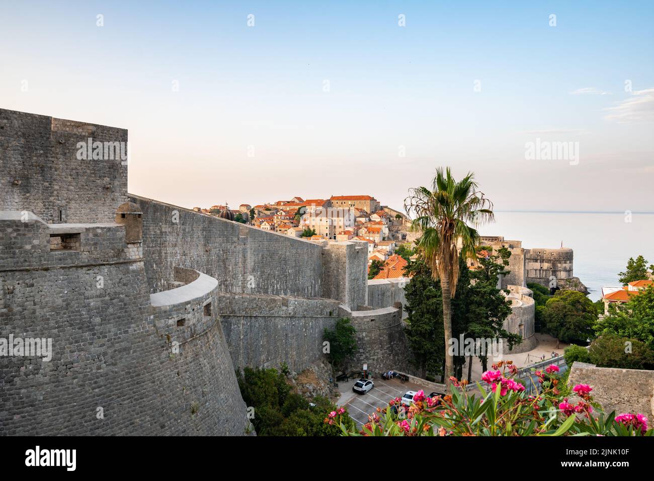 Vista panoramica dell'alba sulla città vecchia di Dubrovnik. Antica cinta muraria e torre Minceta. Famosa destinazione turistica in Croazia. Mattina d'estate, morbido Foto Stock
