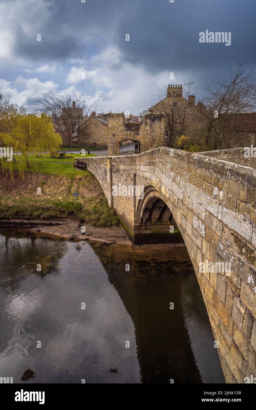 Il vecchio ponte di Warkworth del 14th° secolo sul fiume Coquet sul Northumberland Coast Path, Warkworth, Northumberland, Inghilterra Foto Stock