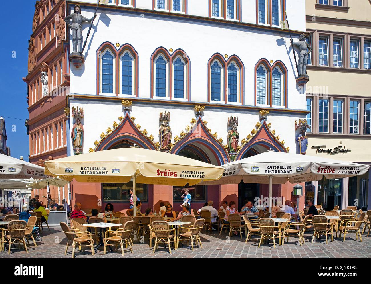 Ratskeller (casa comune) con gastronomia esterna, Treviri, Renania-Palatinato, Germania, Europa Foto Stock