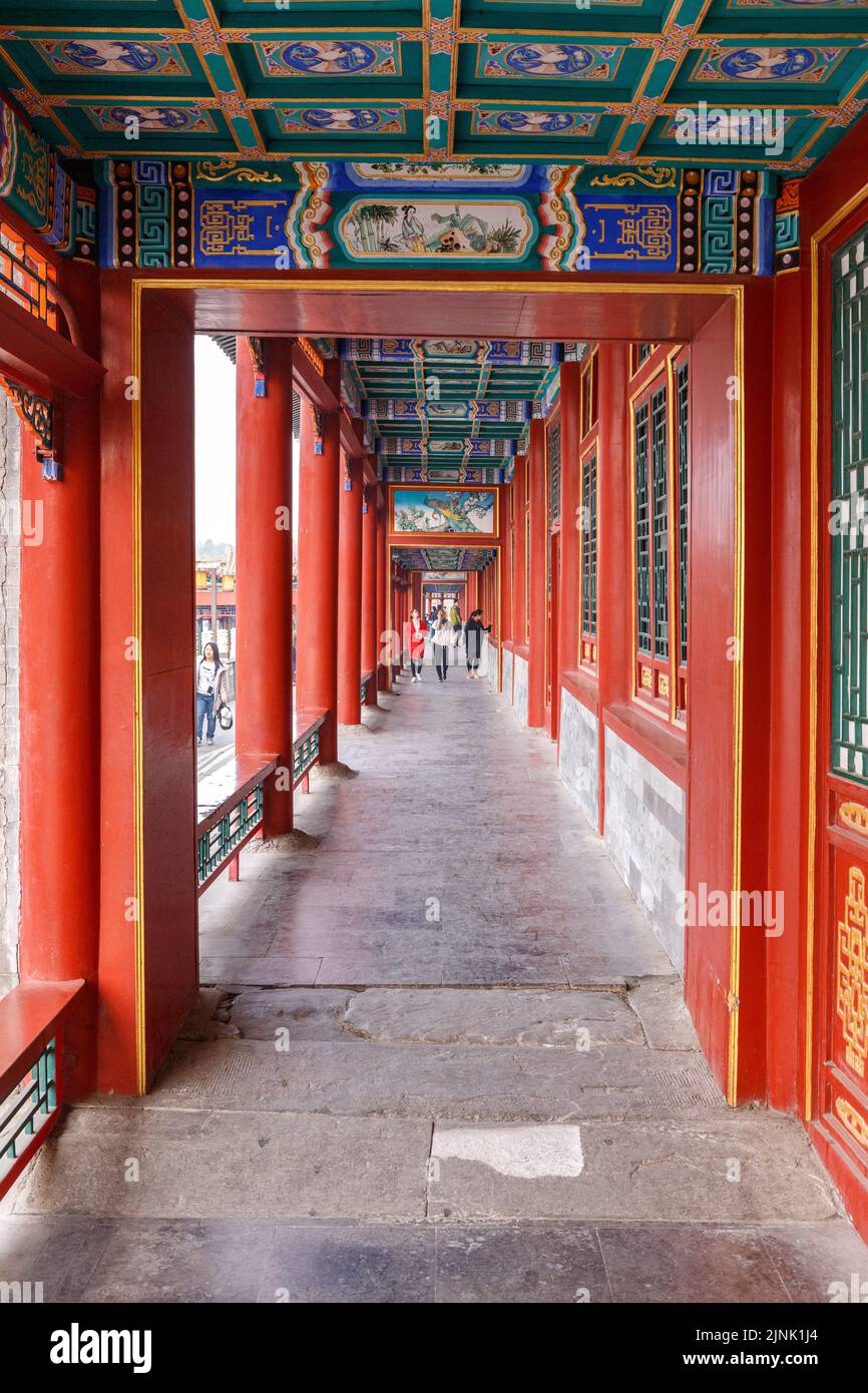 PECHINO, CINA - 12 MARZO 2018: Passaggio storico al Parco Behai in una giornata fredda a Pechino, Cina il 12 marzo 2018. Foto Stock