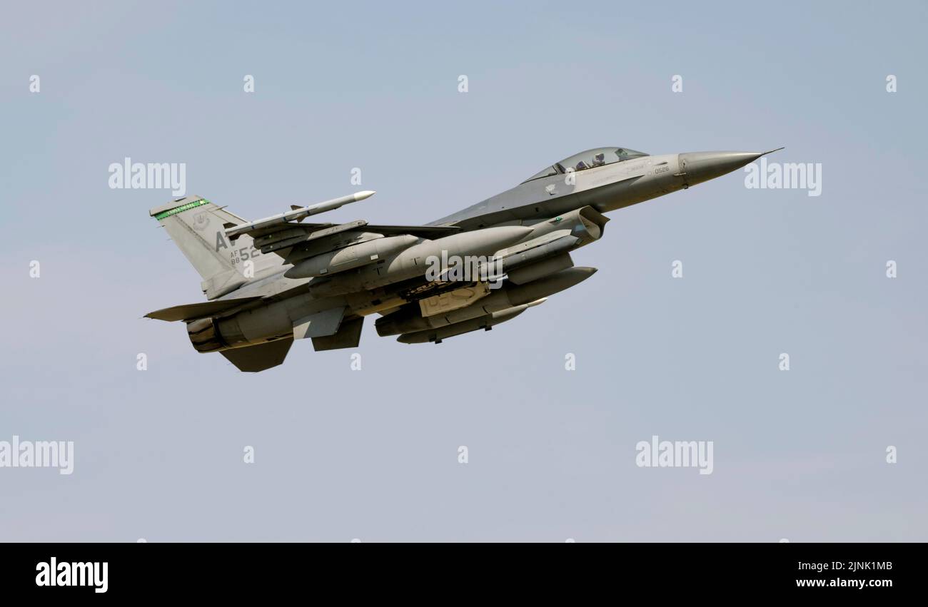 USAF F-16 Fighting Falcon con partenza dal Royal International Air Tattoo Foto Stock