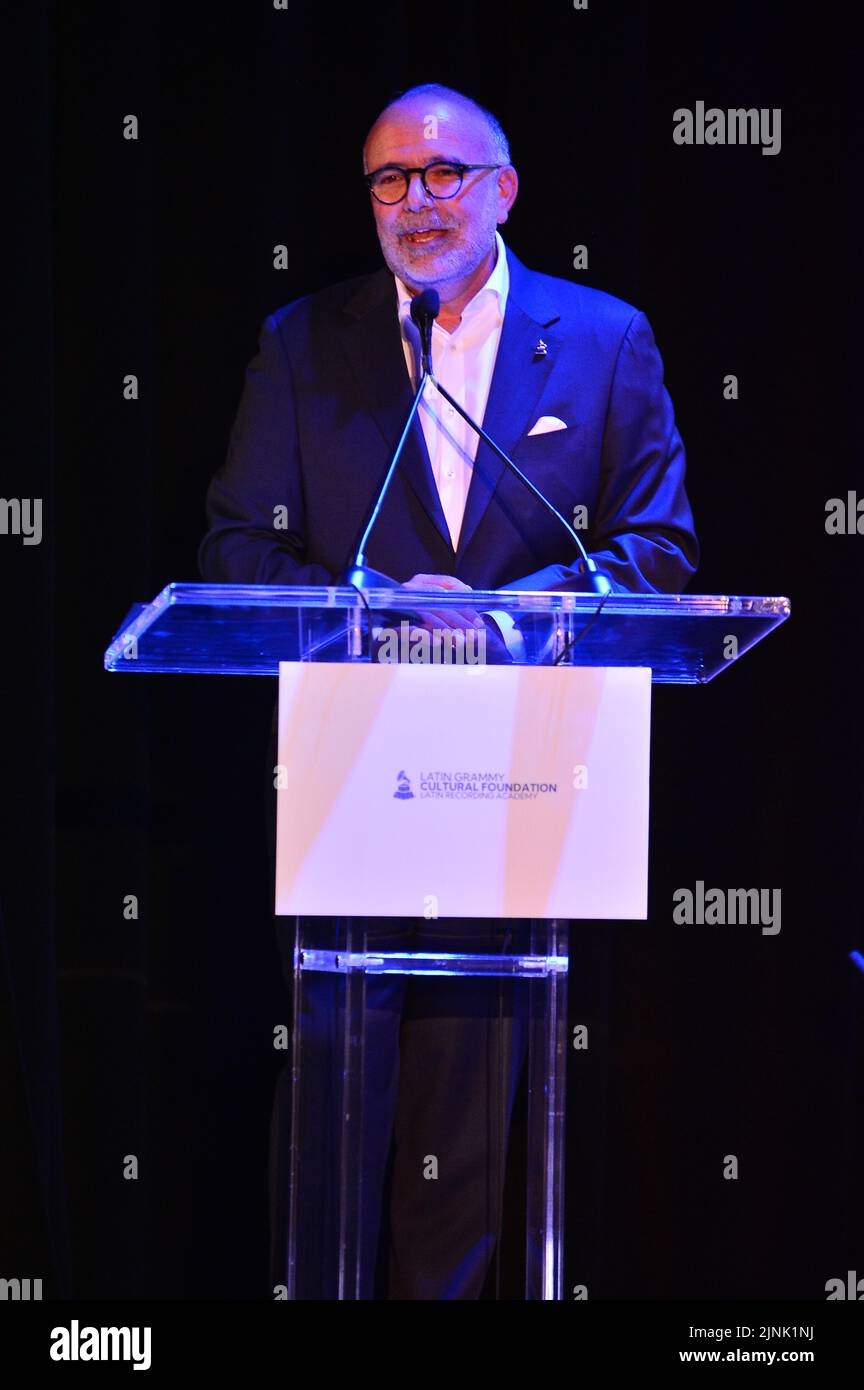 Miami, Florida, Stati Uniti. 11th ago, 2022. Manuel Abud, CEO della Latin Recording Academy è stato visto sul palco durante i premi della Latin Grammy Cultural Foundation al Miami Dade College Wolfson Campus il 11 agosto 2022 a Miami, Florida. Credit: Mpi10/Media Punch/Alamy Live News Foto Stock