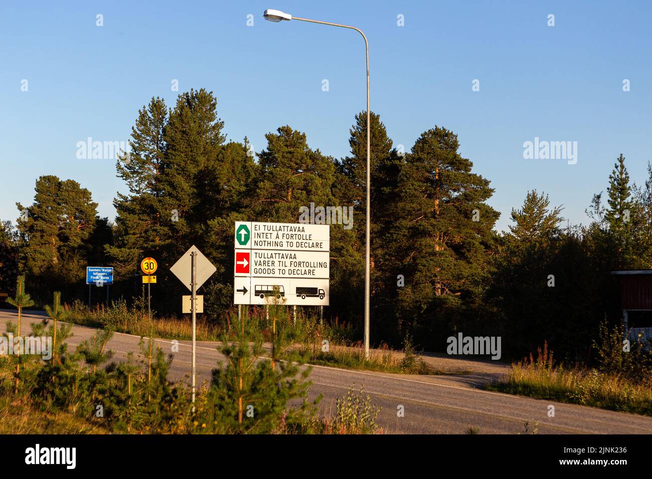 Cartello di sdoganamento al confine finlandese-norvegese a Karigasniemi al sole della sera. Mostra il modo in cui non dichiarare nulla e merci da dichiarare. Foto Stock