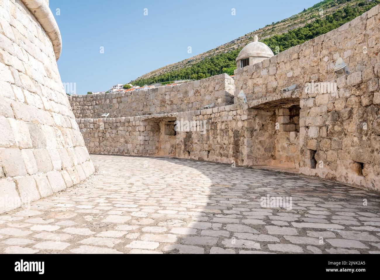 Torre Minceta, Dubrovnik Croazia - vista della parte interna della famosa torre. Mura della città di Dubrovnik. Conosciuta dalla serie TV come House of Undy. Patrimonio dell'umanità dell'UNESCO Foto Stock