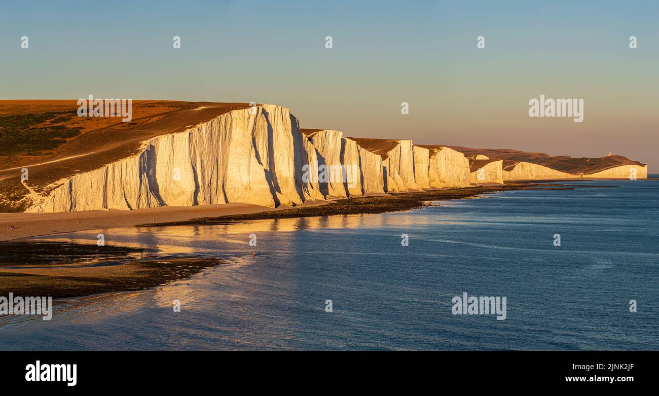 Una fotografia panoramica delle scogliere delle sette Sorelle nel Sussex, al tramonto Foto Stock