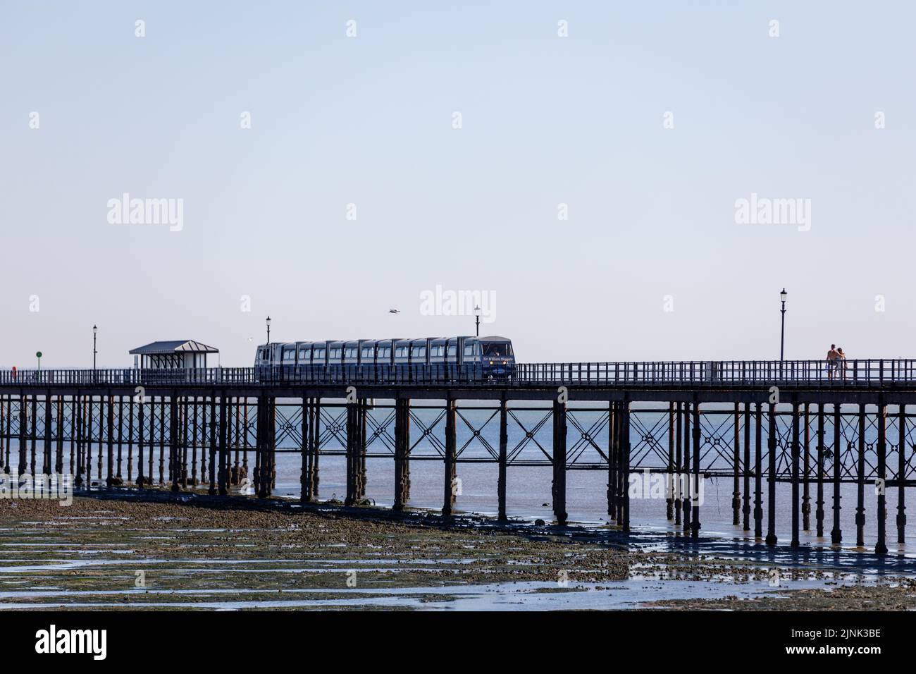 Molo di Southend Pleasure con bassa marea e treno in una giornata di sole con cielo blu e luminoso durante l'ondata di caldo estiva nel Regno Unito Foto Stock
