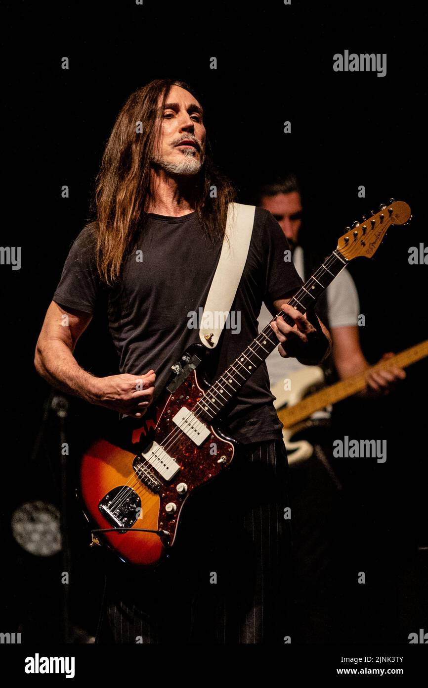 Ancona, Italia. 11th ago, 2022. Manuel Agnelli in concerto dal vivo con la sua nuova tournée personale a Mole Vanvitelliana, Ancona. Presenta canzoni del suo nuovo album e alcune storiche canzoni Afterhours. (Foto di Mairo Cinquetti/SOPA Images/Sipa USA) Credit: Sipa USA/Alamy Live News Foto Stock
