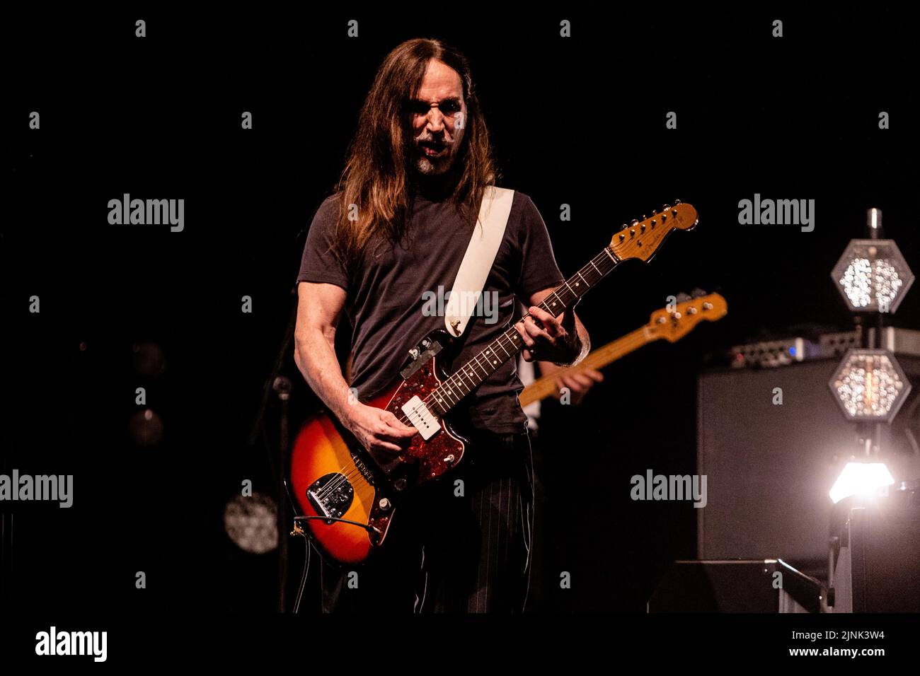 Ancona, Italia. 11th ago, 2022. Manuel Agnelli in concerto dal vivo con la sua nuova tournée personale a Mole Vanvitelliana, Ancona. Presenta canzoni del suo nuovo album e alcune storiche canzoni Afterhours. (Foto di Mairo Cinquetti/SOPA Images/Sipa USA) Credit: Sipa USA/Alamy Live News Foto Stock