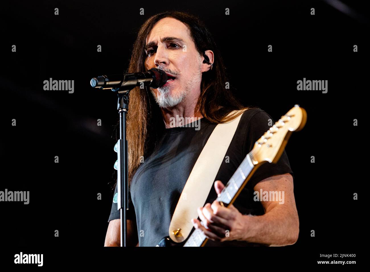 Ancona, Italia. 11th ago, 2022. Manuel Agnelli in concerto dal vivo con la sua nuova tournée personale a Mole Vanvitelliana, Ancona. Presenta canzoni del suo nuovo album e alcune storiche canzoni Afterhours. (Foto di Mairo Cinquetti/SOPA Images/Sipa USA) Credit: Sipa USA/Alamy Live News Foto Stock