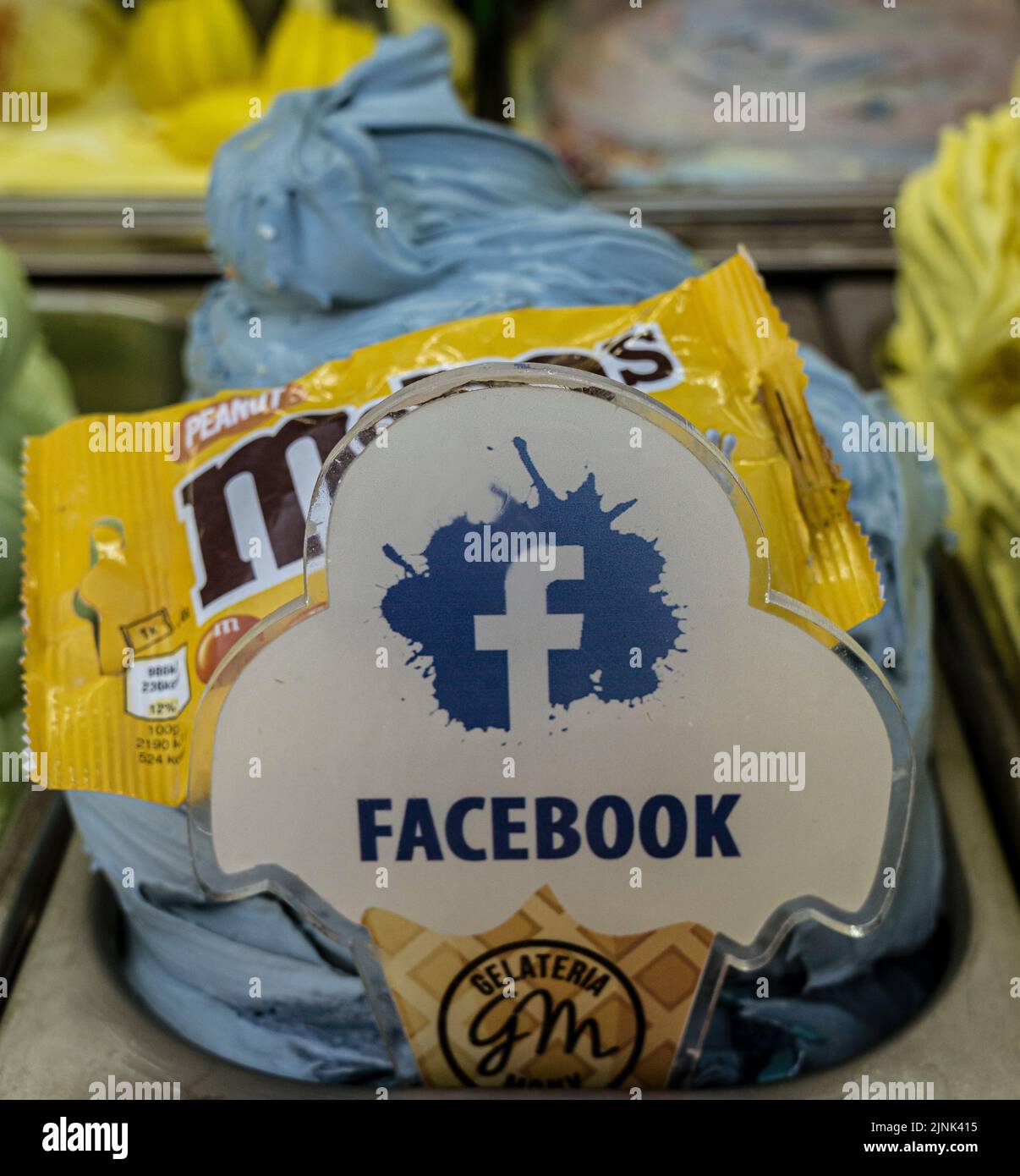 Skopje, Macedonia del Nord, 16 maggio 2022 - gelato aromatizzato come Facebook con MMS. Foto Stock