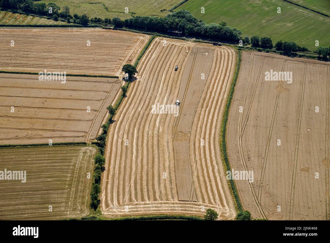 Foto del file datata 29/07/22 del campo di grano raccolto vicino all'aeroporto di Cotswold, Gloucestershire. Una siccità è stata dichiarata per parti dell'Inghilterra dopo l'estate più secca per 50 anni. Secondo l'Unione nazionale degli agricoltori le condizioni di caldo e di secco hanno pesato sull'agricoltura, con colture come la barbabietola da zucchero e il mais che mostrano segni di stress a causa della mancanza di pioggia, mentre anche le colture che si basano sull'irrigazione, come le verdure da campo e le patate, stanno affrontando problemi. Data di emissione: Venerdì 12 agosto 2022. Foto Stock