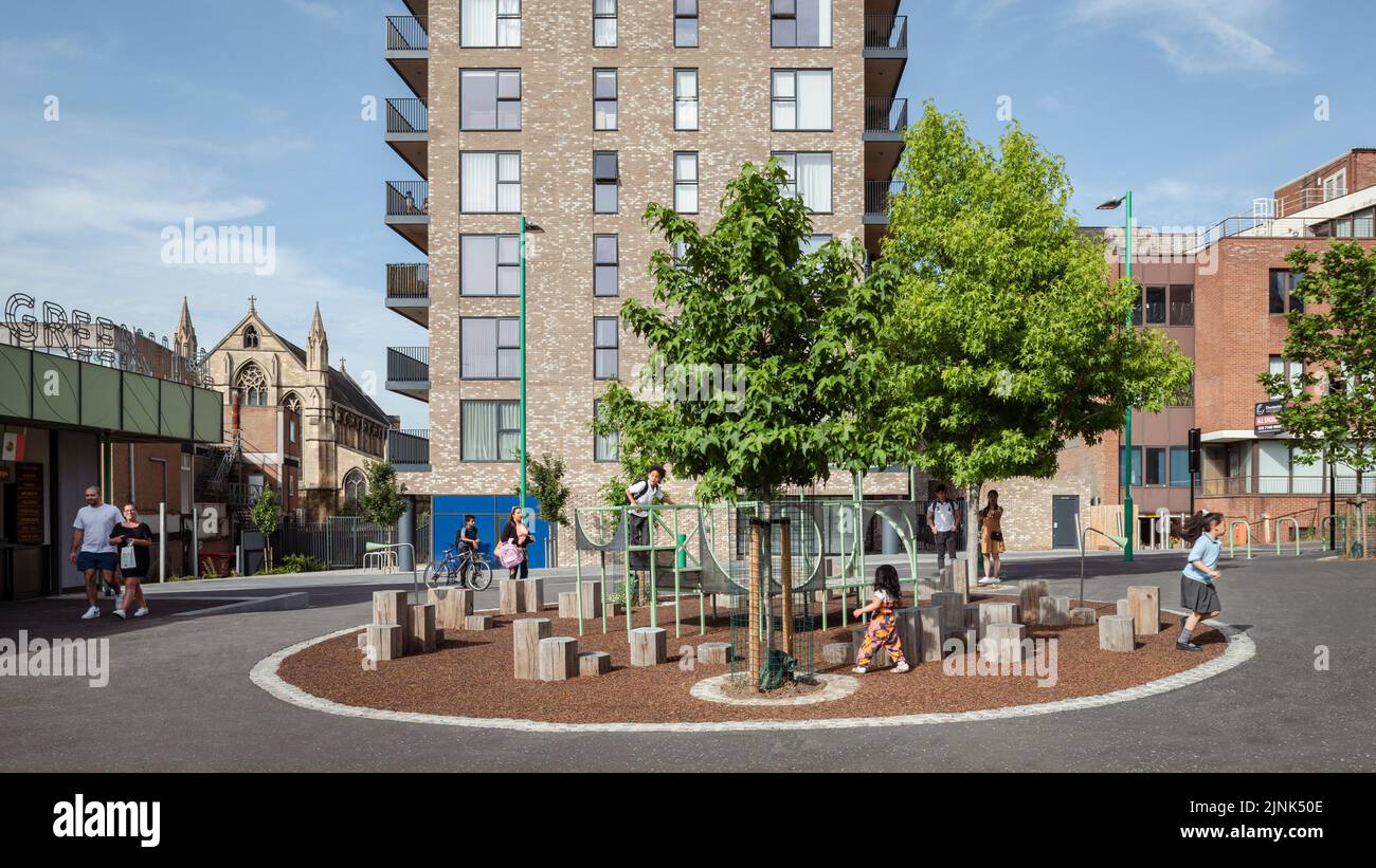 Mercato Street food e parco giochi. Greenhill Place, Harrow, Regno Unito. Architetto: CarverHaggard Architects, 2022. Foto Stock