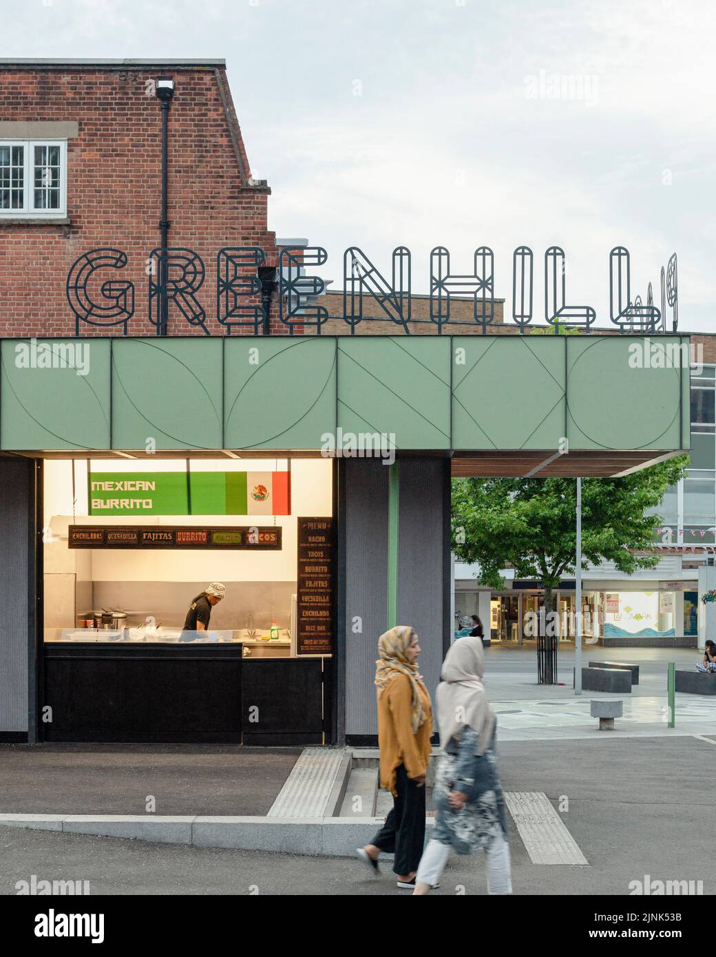 Mercato alimentare di strada. Greenhill Place, Harrow, Regno Unito. Architetto: CarverHaggard Architects, 2022. Foto Stock