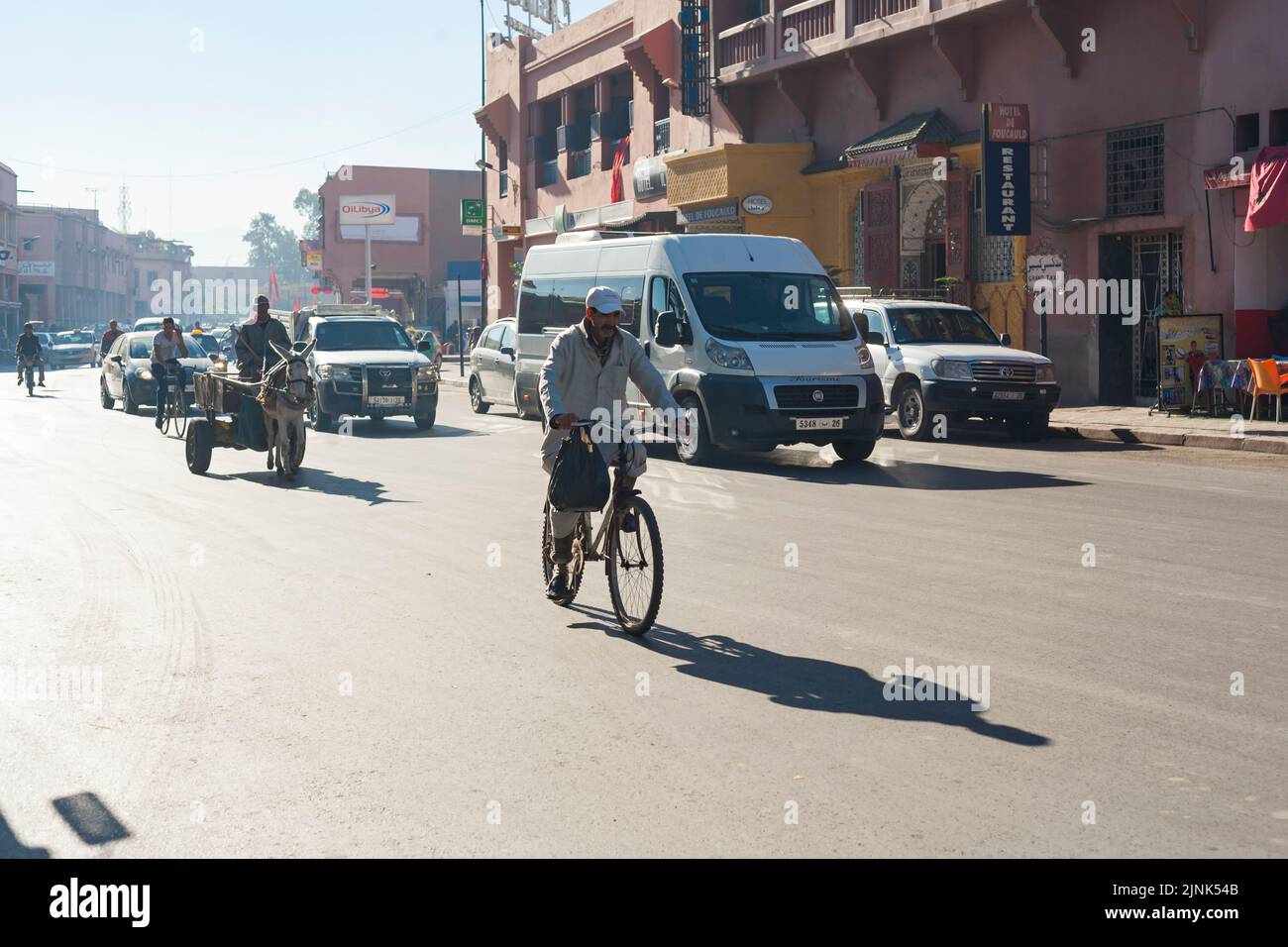 Street scene in una giornata di sole a Marrakech, Marocco Foto Stock