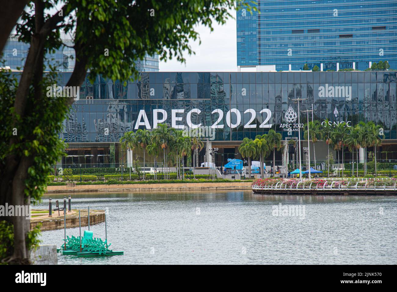 Bangkok, Thailandia. 12th ago, 2022. Un cartello APEC 2022 visto al Queen Sirikit National Convention Center di Bangkok. Il vertice 2022 della cooperazione economica Asia-Pacifico (APEC), che si terrà il 18 e 19 novembre 2022 in Thailandia, riunirà leader mondiali di 21 nazioni membri per la cooperazione economica regionale. Come presidente APEC di quest'anno, la Thailandia dovrebbe discutere una serie di questioni tra cui gli investimenti, il riscaldamento globale, e la ripresa economica post-Covid tra gli altri. (Foto di Peerapon Boonyakiat/SOPA Images/Sipa USA) Credit: Sipa USA/Alamy Live News Foto Stock