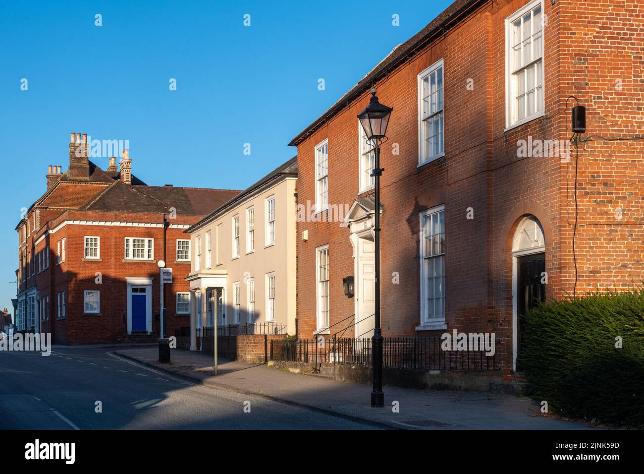 Odiham Village, Hampshire, Inghilterra, Regno Unito. Vista sulla High Street in una soleggiata serata estiva Foto Stock