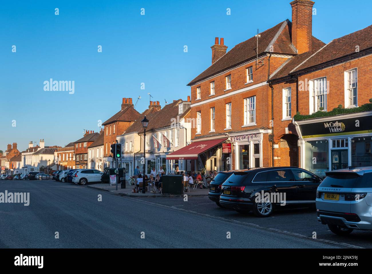 Odiham Village, Hampshire, Inghilterra, Regno Unito. Vista sulla High Street in una soleggiata serata estiva Foto Stock