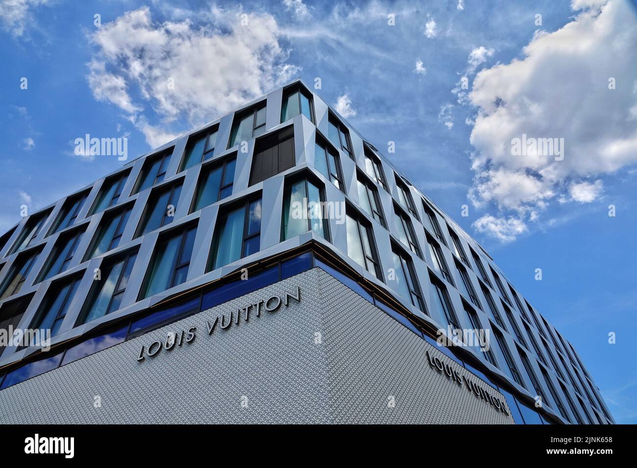 L'immagine mostra un'immagine selettiva dell'edificio Louis Vuitton a Stoccarda, Germania Foto Stock