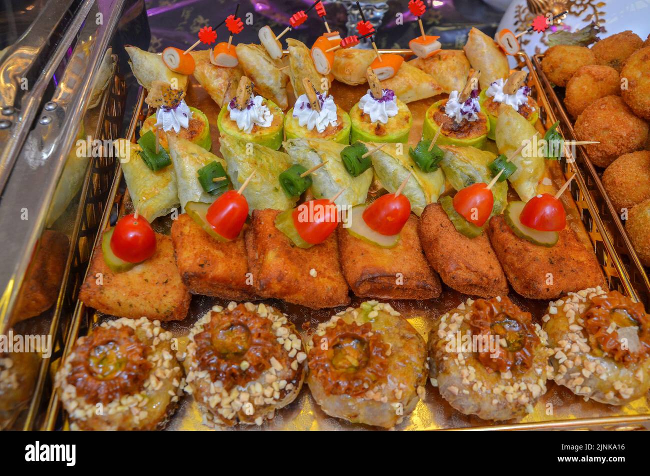 Antipasti marocchini salati e dolci sono serviti a matrimoni e compleanni. Il concetto di cucina in Marocco Foto Stock