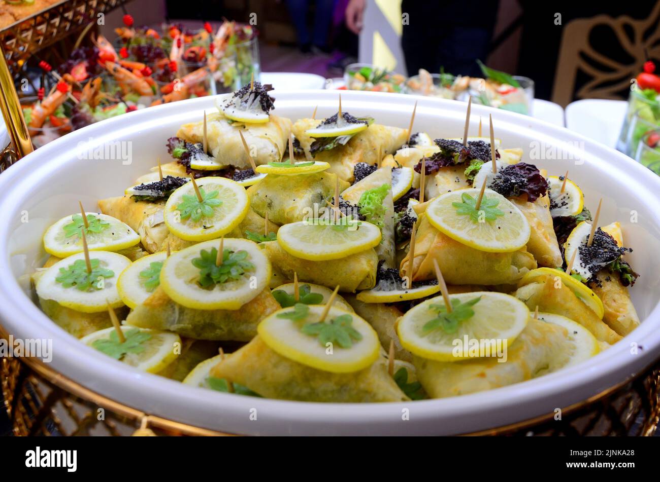 Antipasti marocchini salati e dolci sono serviti a matrimoni e compleanni. Il concetto di cucina in Marocco Foto Stock