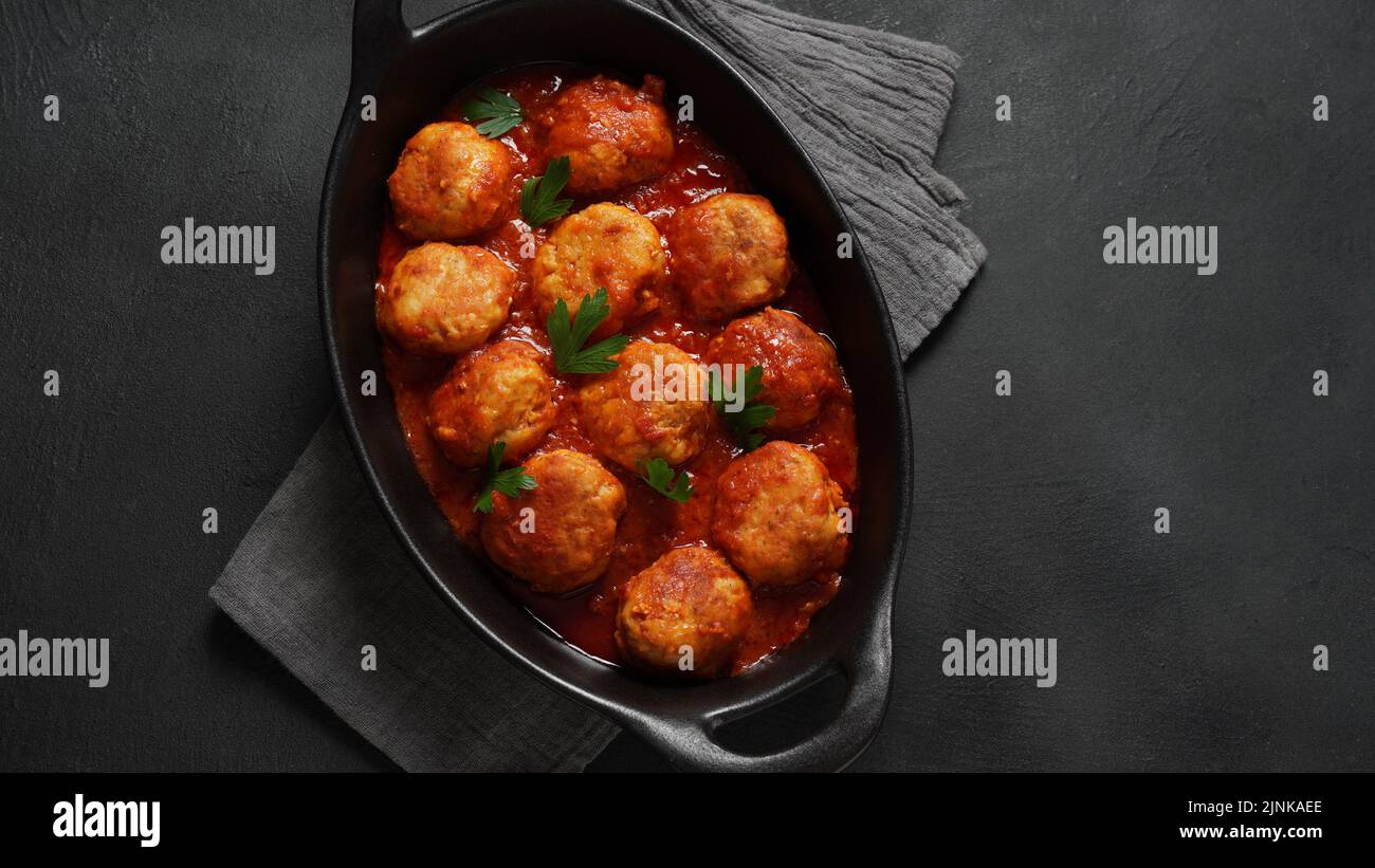 Polpette in salsa di pomodoro dolce e aspre con spezie Foto Stock