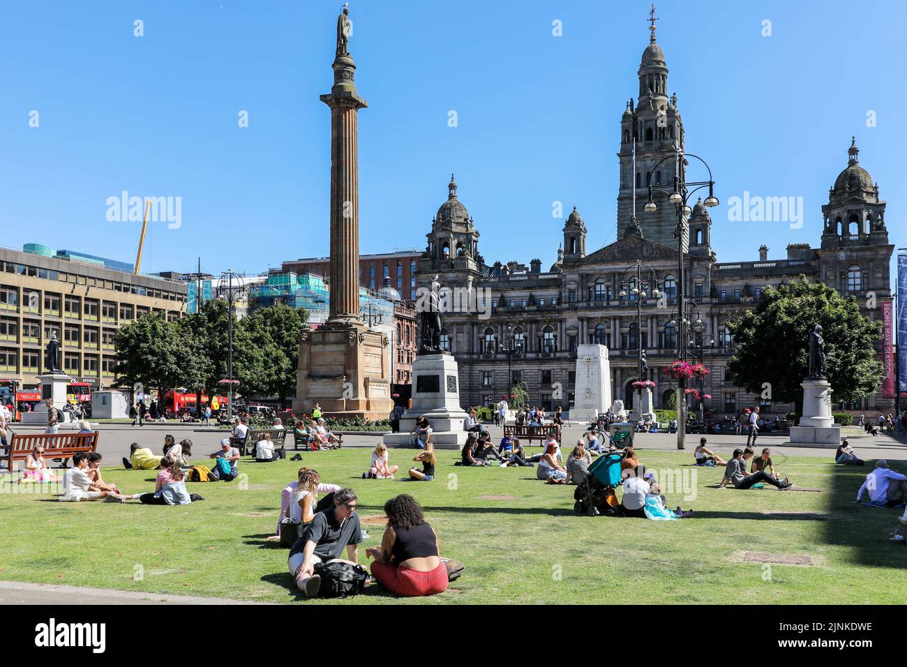 Glasgow, Regno Unito. 12th ago, 2022. Con le temperature estive che raggiungono i 30c lavoratori, turisti e abitanti del luogo si recano a George Square, bar e ristoranti all'aperto per godersi il sole e rilassarsi. Credit: Findlay/Alamy Live News Foto Stock