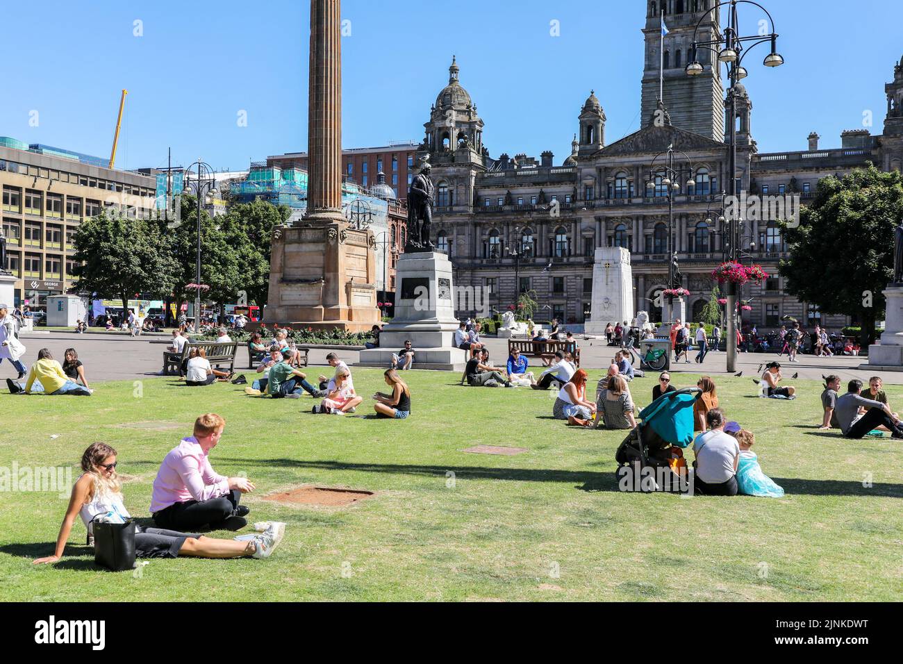 Glasgow, Regno Unito. 12th ago, 2022. Con le temperature estive che raggiungono i 30c lavoratori, turisti e abitanti del luogo si recano a George Square, bar e ristoranti all'aperto per godersi il sole e rilassarsi. Credit: Findlay/Alamy Live News Foto Stock