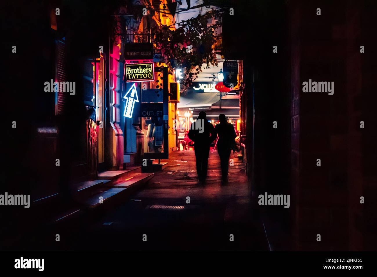 La gente che cammina a Bucarest, Romania centro storico della città Foto Stock