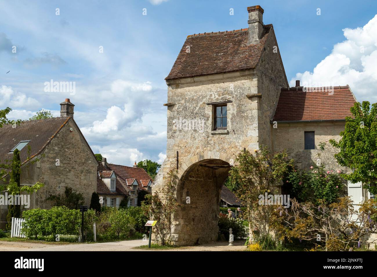 Francia, Oise, Picardie, Saint Jean aux Bois, la casa-porta della vecchia fattoria abbaziale // Francia, Oise (60), Picardie, Saint-Jean-aux-Bois, le logis-por Foto Stock