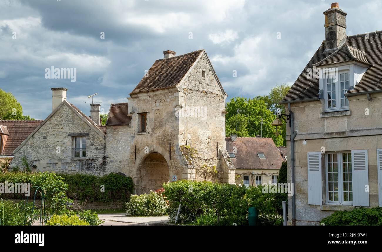 Francia, Oise, Picardie, Saint Jean aux Bois, la casa-porta della vecchia fattoria abbaziale // Francia, Oise (60), Picardie, Saint-Jean-aux-Bois, le logis-por Foto Stock