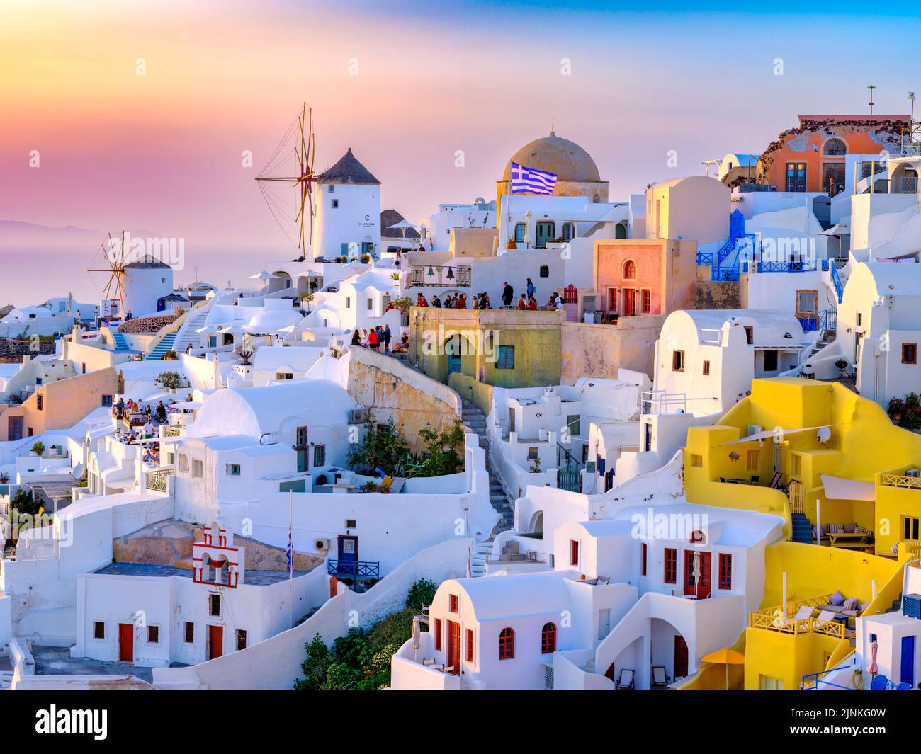 Tramonto dietro i mulini a vento e architettura greca classica, Caldera Vista Santorini , Oia, Grecia, Europa Mar Egeo, Mediterraneo Foto Stock