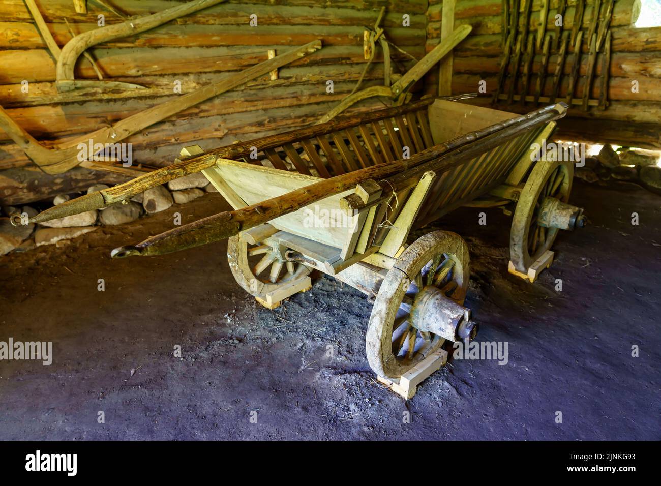 vecchio carrello in legno per il trasporto di materiali sul campo. Foto Stock