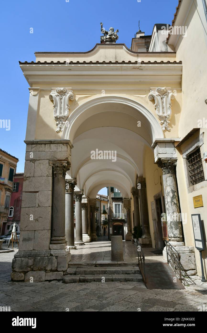 Il portico della cattedrale di Sant'Agata de 'Goti, borgo medievale in provincia di Benevento in Campania. Foto Stock