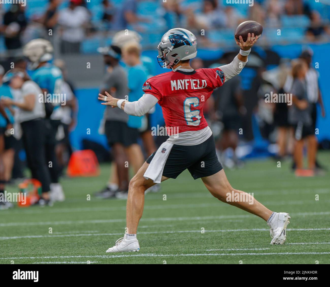 Charlotte, NC, USA: Il quarterback dei Carolina Panthers Baker Mayfield (6) passa la palla durante il fan Fest al Bank of America Stadium, giovedì 11 agosto 20 Foto Stock