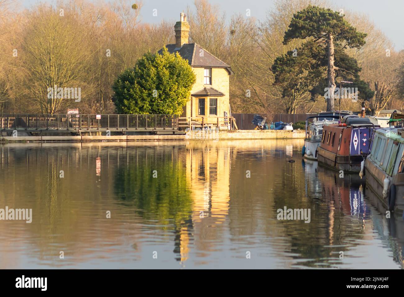 Weir in Ware in una giornata di sole sul fiume Lee in Hertfordshire Foto Stock