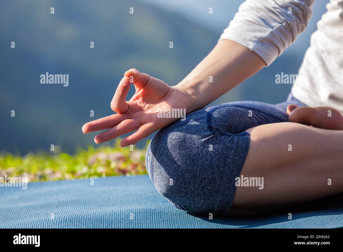 yoga, mudra, mudra del mento, yoga all'aperto, yoga, mudras, mudras del mento Foto Stock