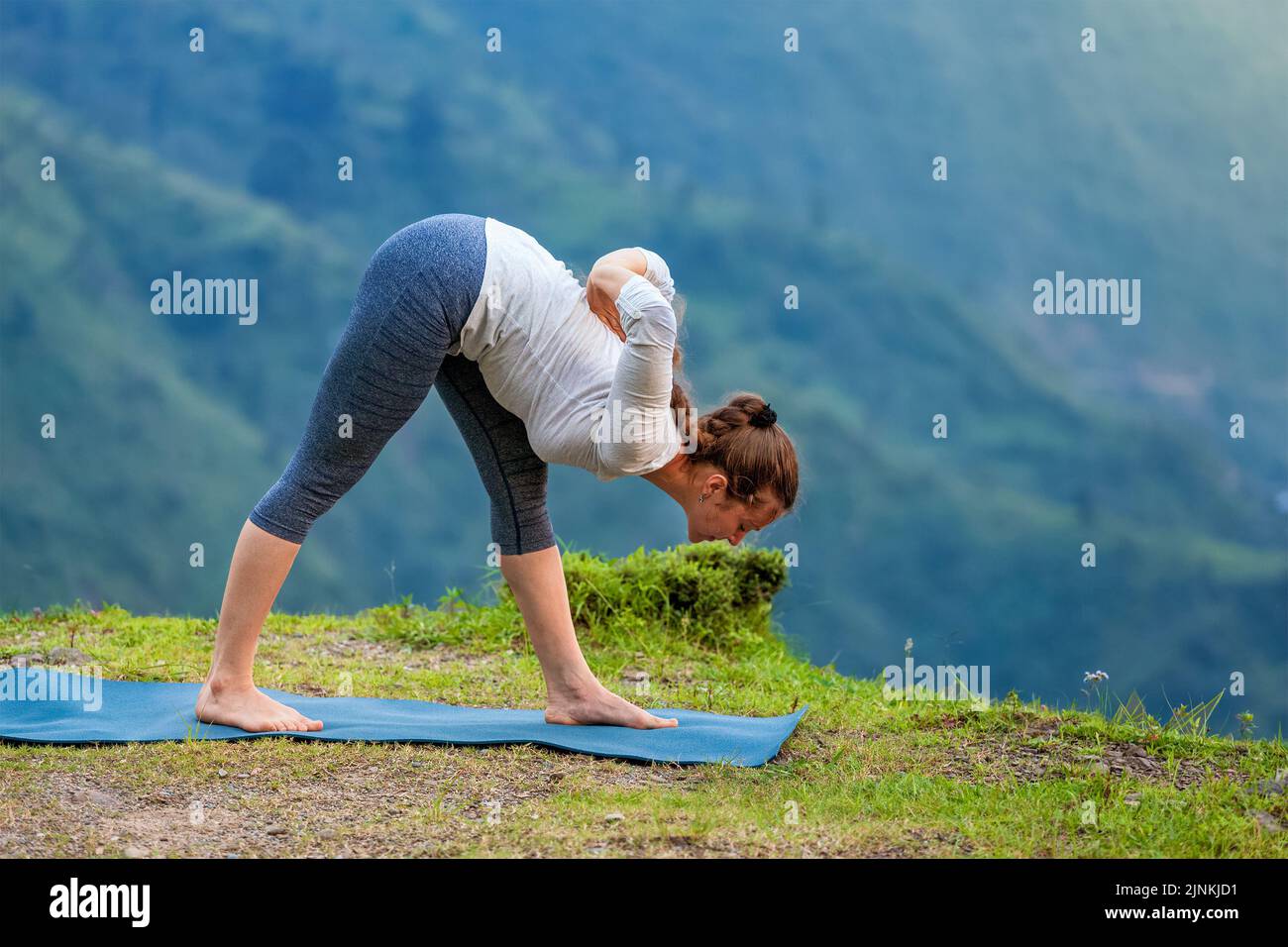yoga, stretching, lean forward, parshvottanasana, yoga all'aperto, yogas, stretch Foto Stock