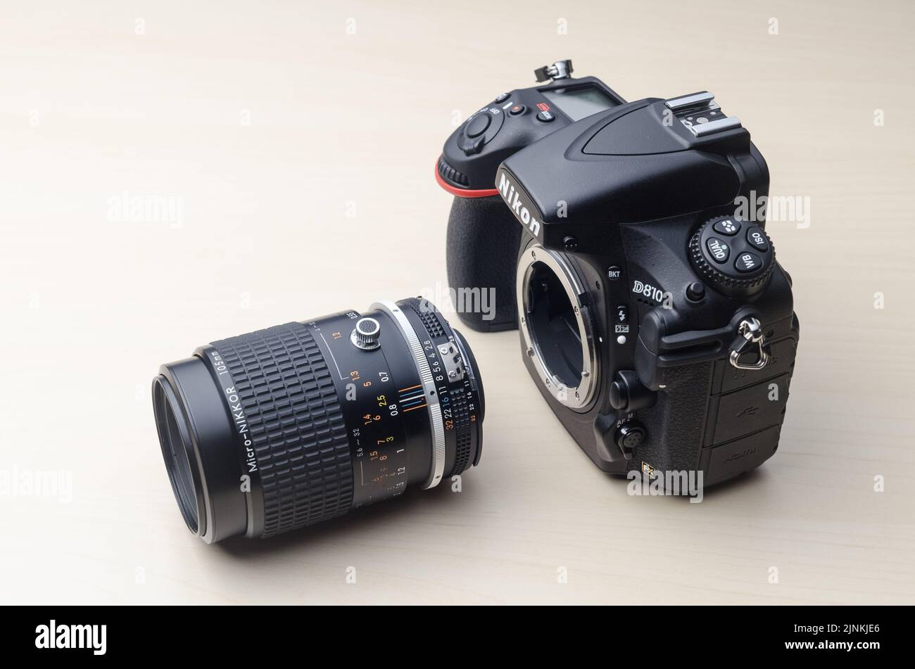 Fotocamera reflex digitale professionale Nikon D810 DSLR a obiettivo singolo con obiettivo a messa a fuoco manuale Micro Nikkor 105mm 2,8 Foto Stock