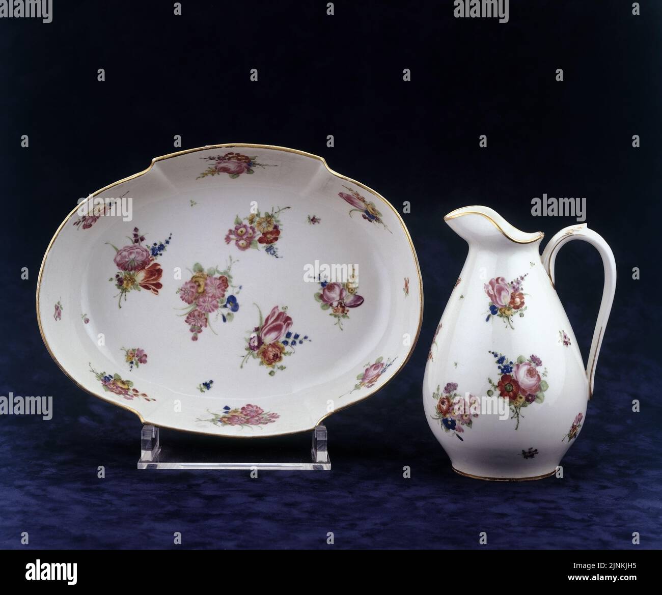 Bruxelles, Belgio - 11 agosto 2022: Set di antiche porcellane. Lattiera o vaso d'acqua e piatto con bouquet floreale scena in colori Foto Stock