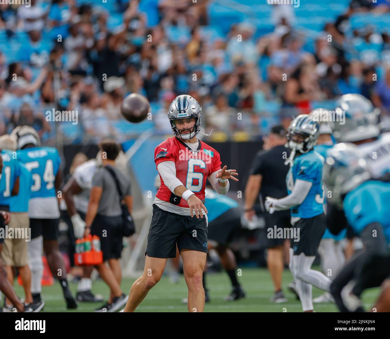 Charlotte, NC, USA: Il quarterback dei Carolina Panthers Baker Mayfield (6) lancia la palla durante il fan Fest al Bank of America Stadium, giovedì 11 agosto 20 Foto Stock