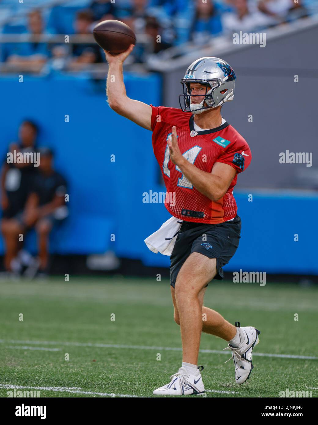Charlotte, NC, USA: Il quarterback dei Carolina Panthers Sam Darnold (14) passa il pallone durante il fan Fest al Bank of America Stadium, giovedì 11 agosto 2022 Foto Stock