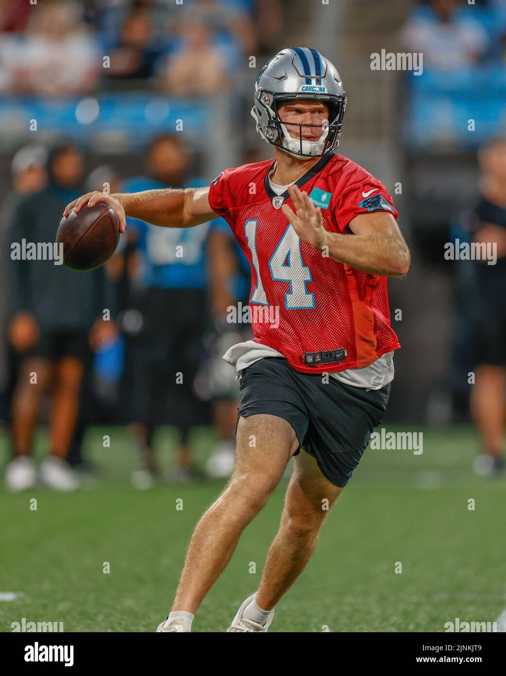 Charlotte, NC, Stati Uniti: Il quarterback dei Carolina Panthers Sam Darnold (14) esce dalla tasca per passare durante il fan Fest al Bank of America Stadium, giovedì 11 agosto 2022, a Charlotte, NC. (Brian Villanueva/immagine dello sport) Foto Stock