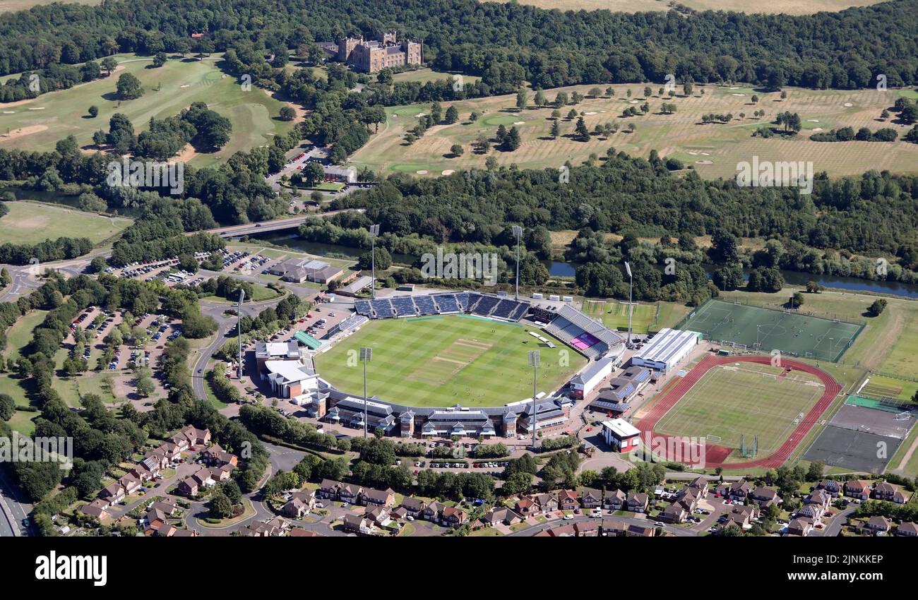 Vista aerea dell'esclusivo campo da cricket Riverside Cricket Ground della contea di Durham, con il castello di Lumley sullo sfondo Foto Stock