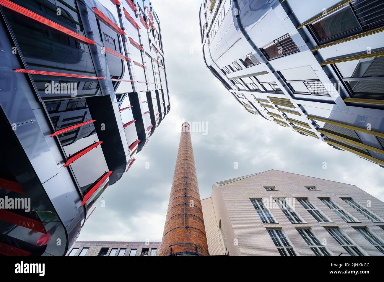 Moderni edifici di vetro vicino alla vecchia torre di mattoni di fabbrica. Tallinn Estonia. Foto Stock