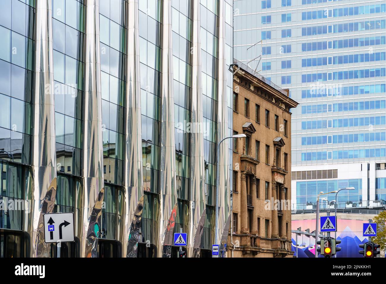 Moderni edifici di vetro vicino ad un vecchio edificio in mattoni nel centro di Tallinn in Estonia. Foto Stock